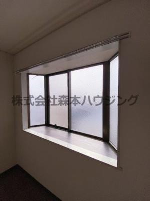 【内装】 | 　メゾンサンガ | 出窓が明るくしてくれます
