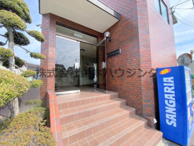 【エントランス】 | 　メゾンサンガ | 毎日通るエントランスはこのようになっています