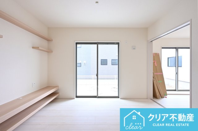 【洋室】 | 大泉町第6仙石　リーブルガーデン | 壁一面を使った大きな収納もあり、物が散らからずスッキリとしたお部屋で過ごせます♪