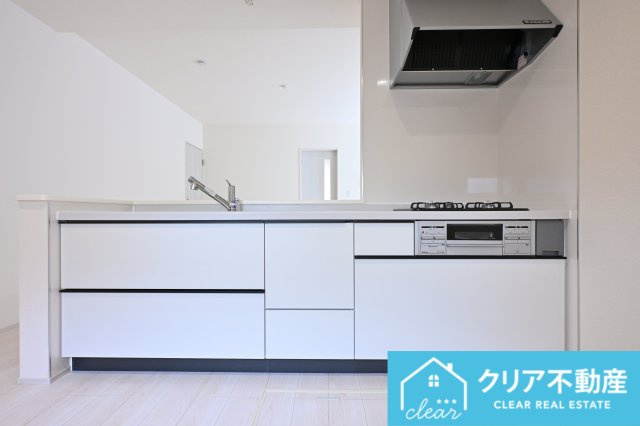 【キッチン】 | 大泉町第6仙石　リーブルガーデン | キッチンもお部屋と同じホワイト系です♪収納もたくさんついています。