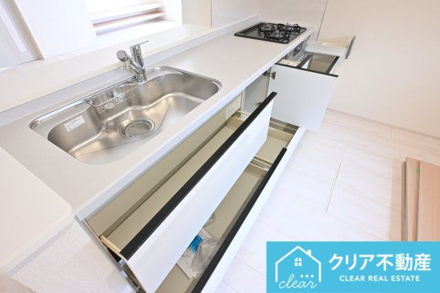 【キッチン】 | 大泉町第6仙石　リーブルガーデン | キッチンの見た目はすっきりしていましたが収納は大容量！深いお鍋もしっかりしまえます。
