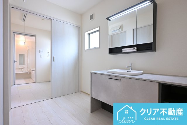 【独立洗面台】 | 大泉町第6仙石　リーブルガーデン | 洗面台も清潔感のあるホワイト系◎小窓から光が差し込み、暗くなりがちな水回りも明るく♪