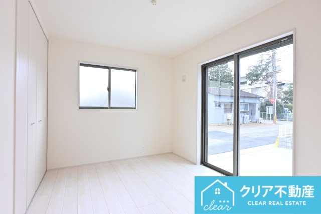 【洋室】 | 大泉町第6仙石　リーブルガーデン | こちらも大きな窓で明るい洋室です♪