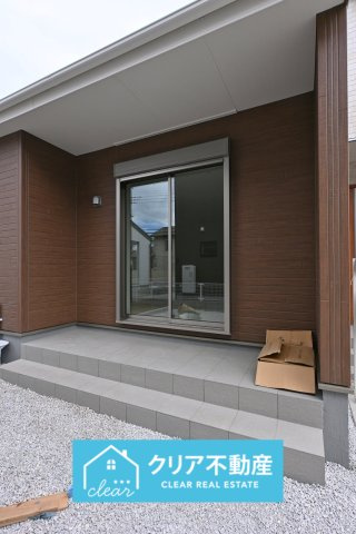 【外観】 | 大泉町第6仙石　リーブルガーデン | 屋根付きのテラスは洗濯物を干したり、ちょっとしたティータイムも楽しめます♪