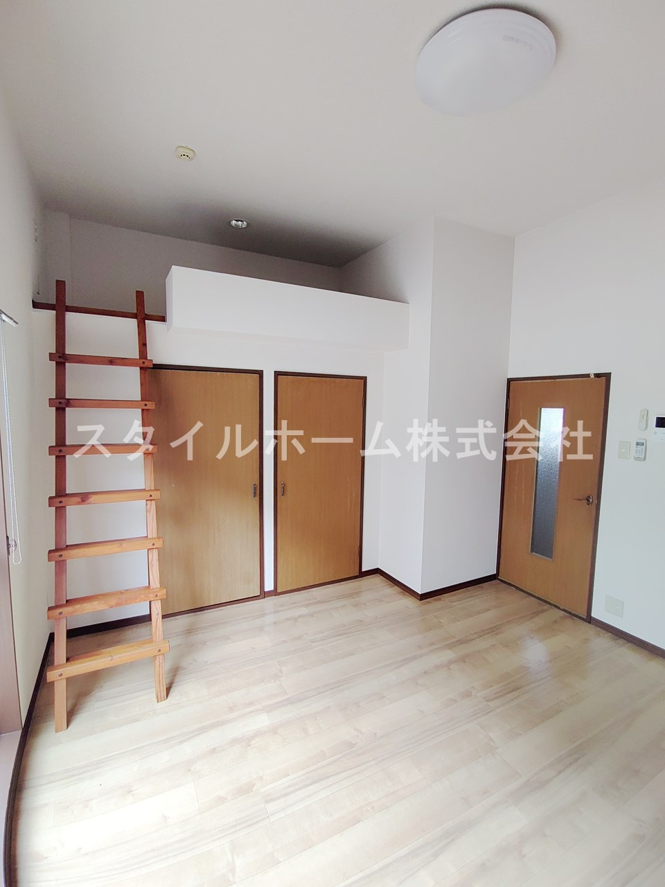 ベノワコートA棟の居間・リビング|別部屋写真です。
