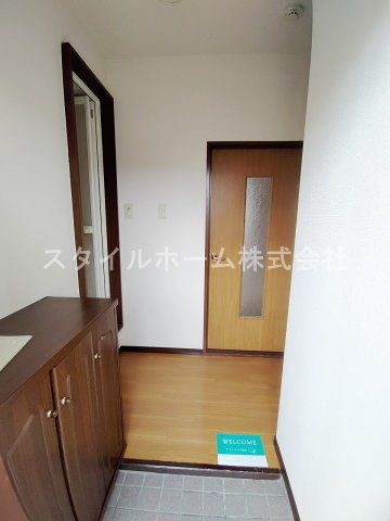 ベノワコートA棟の玄関|別部屋写真です。