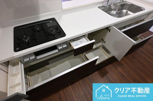 【キッチン】 | 大泉町第6仙石　リーブルガーデン | キッチンの見た目はすっきりしていましたが収納は大容量！深いお鍋もしっかりしまえます。