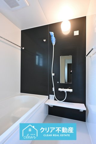 【浴室】 | 大泉町第6仙石　リーブルガーデン | 落ち着いたトーンのお風呂は一日の疲れを癒し、くつろげる空間です♪