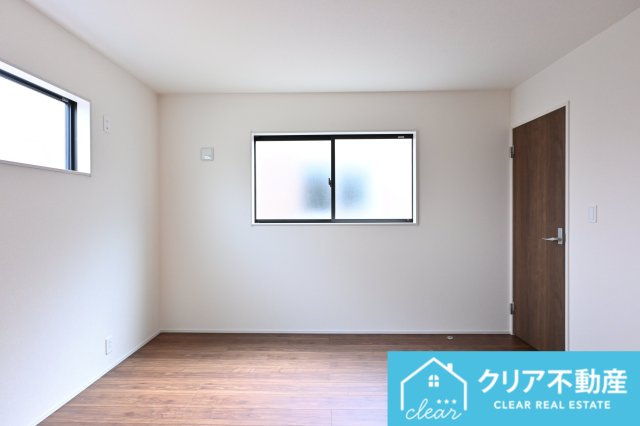 【洋室】 | 大泉町第6仙石　リーブルガーデン | こちらも大きな窓で明るい洋室です♪