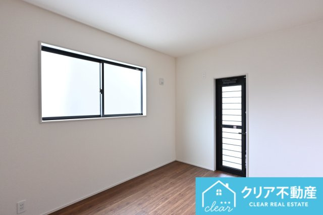 【洋室】 | 大泉町第6仙石　リーブルガーデン | 大きな窓と勝手口がついた明るい洋室です♪