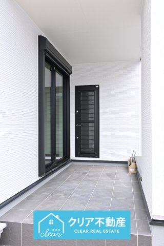 【外観】 | 大泉町第6仙石　リーブルガーデン | 屋根付きのテラスは洗濯物を干したり、ちょっとしたティータイムも楽しめます♪