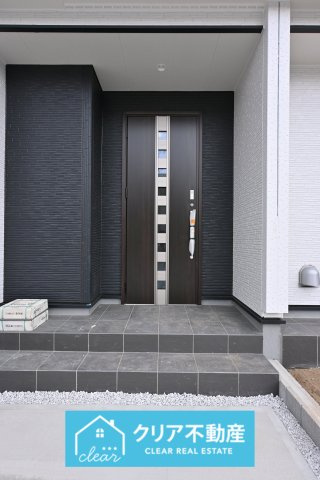 【玄関】 | 大泉町第6仙石　リーブルガーデン | モノトーンで落ち着いた雰囲気の玄関♪