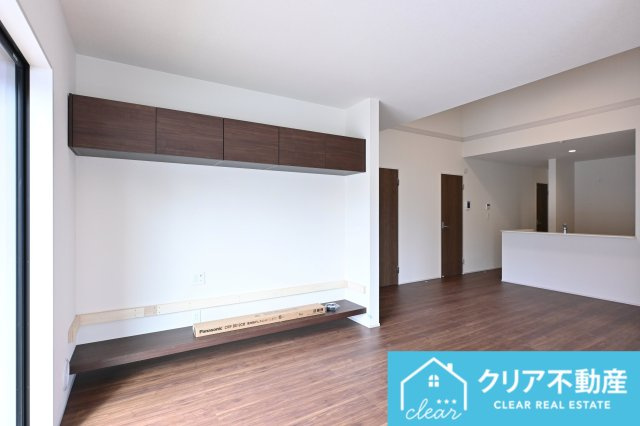 【居間・リビング】 | 大泉町第6仙石　リーブルガーデン | 壁一面を使った大きな収納もあり、物が散らからずスッキリとしたお部屋で過ごせます♪