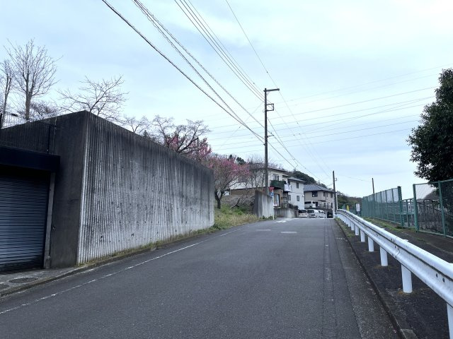長津田みなみ台2丁目売地【建築条件無し】の前面道路含む現地写真