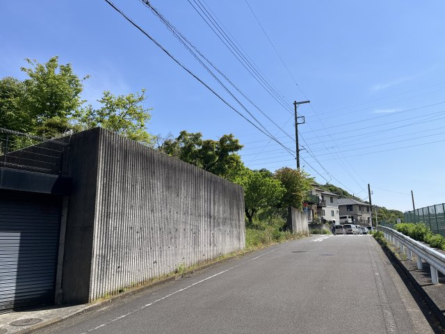 長津田みなみ台2丁目売地【建築条件無し】の前面道路含む現地写真