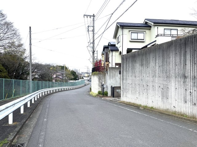 長津田みなみ台2丁目売地【建築条件無し】の前面道路含む現地写真
