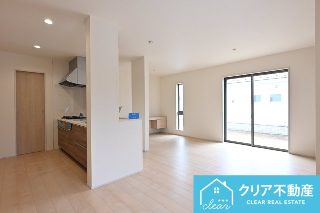 【居間・リビング】 | 大泉町第6仙石　リーブルガーデン | １８帖のリビングは開放感があり、温かみのある内装は家族のくつろぎのスペースにぴったりです♪