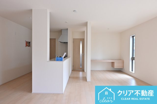 【居間・リビング】 | 大泉町第6仙石　リーブルガーデン | 家族の様子が見やすい対面キッチンです♪