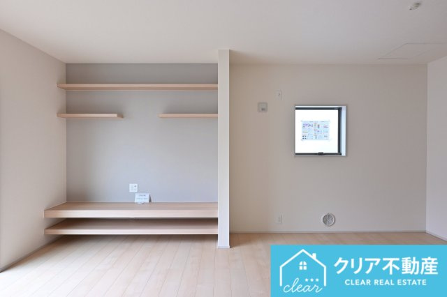 【居間・リビング】 | 大泉町第6仙石　リーブルガーデン | アクセントクロスがお洒落なテレビスペース♪飾り棚つきで好きなインテリアを置いたり見せる収納にもぴったりです♪