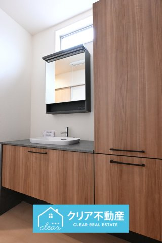 【独立洗面台】 | 大泉町第6仙石　リーブルガーデン | ブラック×木目調がとってもお洒落でデザイン性の高い独立洗面台です♪