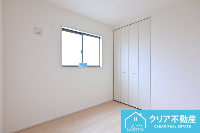 【洋室】 | 大泉町第6仙石　リーブルガーデン | 全居室収納付きでお部屋もスッキリ片付けられます♪