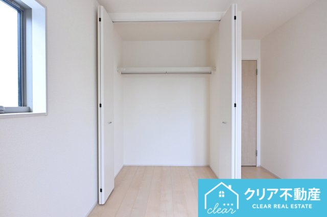 【収納】 | 大泉町第6仙石　リーブルガーデン | ドア横には大きなウォークインクローゼットつき！
