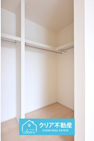【バルコニー】 | 大泉町第6仙石　リーブルガーデン | ３面のウォークインクローゼットは区切られていて使い勝手もバッチリ！