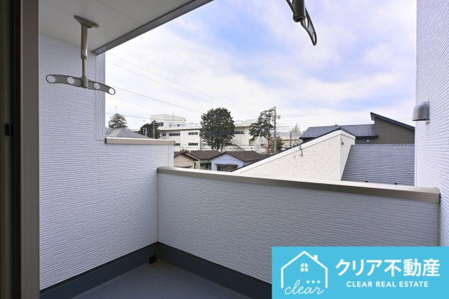 【バルコニー】 | 大泉町第6仙石　リーブルガーデン | 南向きで日当たりもバッチリです♪屋根付きで急な雨のときも安心♪