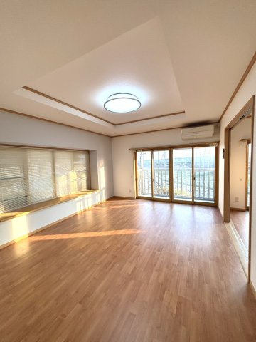 紫波町日詰戸建の庭|使い勝手自在の2階建て小屋付き。バイクガレージや自転車置き場としても活用可能。さらに専用庭では家庭菜園も楽しめる、暮らしの幅が広がる住まい。