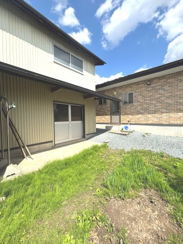 紫波町日詰戸建の庭|使い勝手自在の2階建て小屋付き。バイクガレージや自転車置き場としても活用可能。さらに専用庭では家庭菜園も楽しめる、暮らしの幅が広がる住まい。