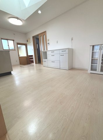紫波町日詰戸建の居間・リビング|備え付家具は移動可能です☆