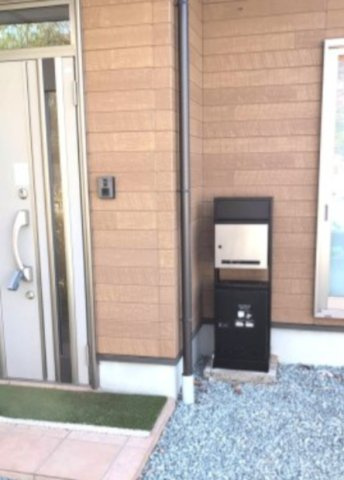 紫波町日詰戸建の玄関|24時間荷物が受け取れる宅配ボックス付☆
