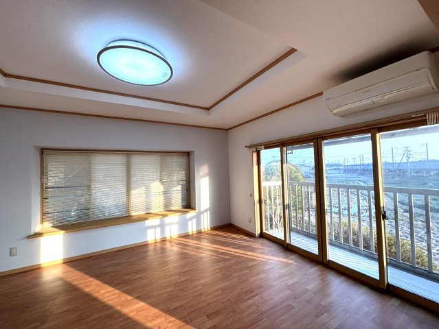 紫波町日詰戸建の居間・リビング|バルコニー付☆