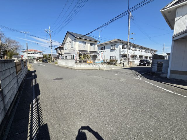 太田市龍舞町　中古住宅の前面道路含む現地写真|南側前面道路幅員約6ｍ