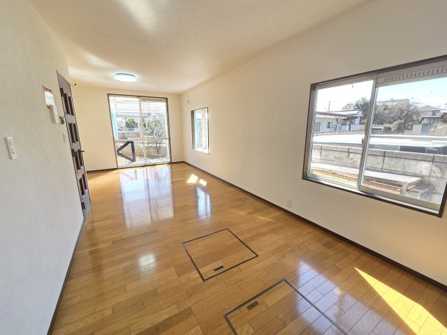 太田市龍舞町　中古住宅の居間・リビング