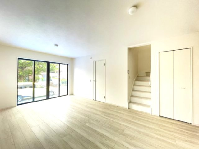 『八王子市新築戸建て』八王子市東浅川町563-5【仲介手数料無料】　８期の居間・リビング|～仲介手数料無料☆八王子ひなた不動産～八王子市東浅川町　新築戸建て