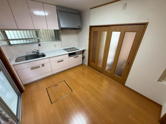 【居間・リビング】 | 床下収納があり、食材のストックなどが可能です！