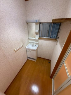 【独立洗面台】 | 収納付きの洗面台と、室内洗濯機置場となっております。