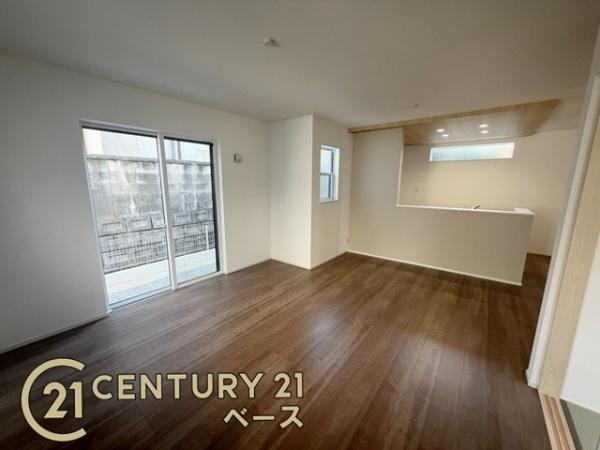 ファーストタウン矢田山町 １号地 ／新築一戸建の居間・リビング|■窓ガラスは紫外線７６％カットで安心のLOW-Eペアガラスを採用！結露防止にも効果的です！
