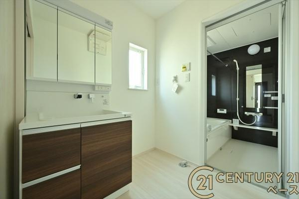 ファーストタウン矢田山町 ２号地 ／新築一戸建の内観：施工例|■三面鏡タイプのミラーキャビネット！収納スペースも豊富です！