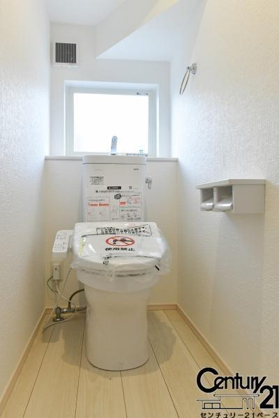 ファーストタウン矢田山町 ３号地 ／新築一戸建の内観：施工例|■ウォシュレット完備！トルネード洗浄・フチなし形状でお手入れも楽々ですね！