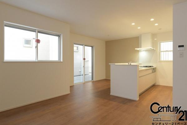 ファーストタウン矢田山町 ３号地 ／新築一戸建の内観：施工例|■窓ガラスは紫外線７６％カットで安心のLOW-Eペアガラスを採用！結露防止にも効果的です！■