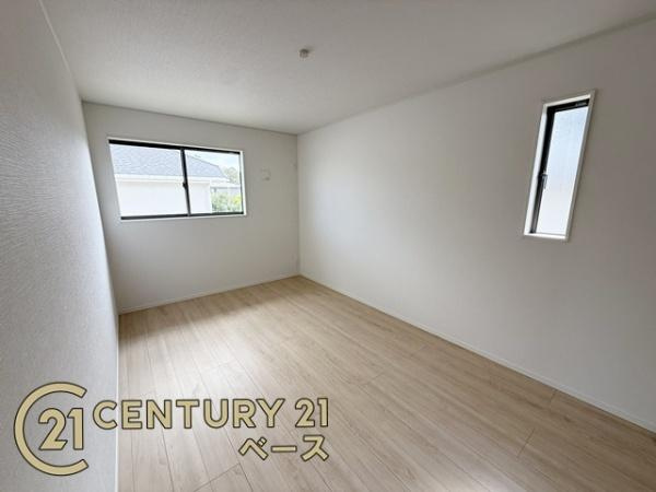 クレイドルガーデン七条 １号棟 ／新築一戸建の洋室|■現地撮影写真■日当たりのよい明るい雰囲気のお部屋！
