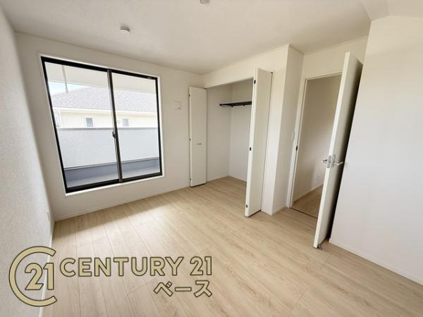 クレイドルガーデン七条 １号棟 ／新築一戸建の洋室|■現地撮影写真■バルコニーに面した開放感のあるお部屋です！