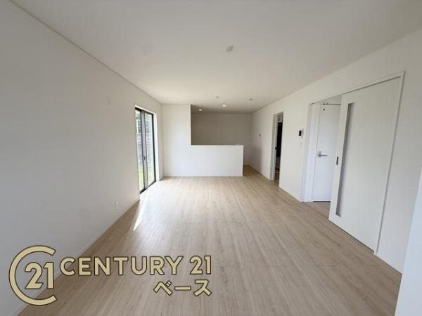 クレイドルガーデン七条 １号棟 ／新築一戸建の居間・リビング|■現地撮影写真■ご家族でくつろげる広々としたリビング！