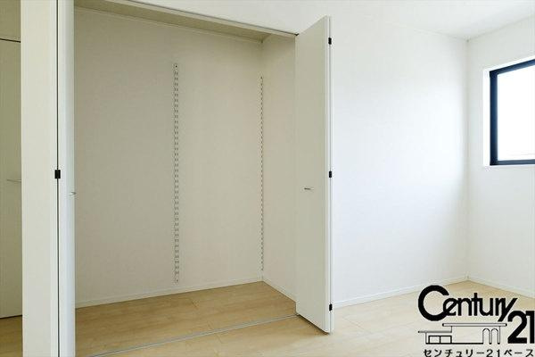 クレイドルガーデン七条 １号棟 ／新築一戸建の内観：施工例|■冬物のコートや季節ものなど、たっぷり収納可能！■
