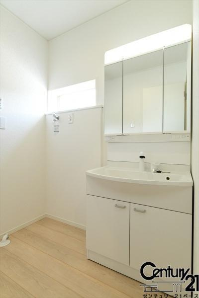 クレイドルガーデン七条 １号棟 ／新築一戸建の内観：施工例|■三面鏡タイプのミラーキャビネット！収納スペースも豊富です！■