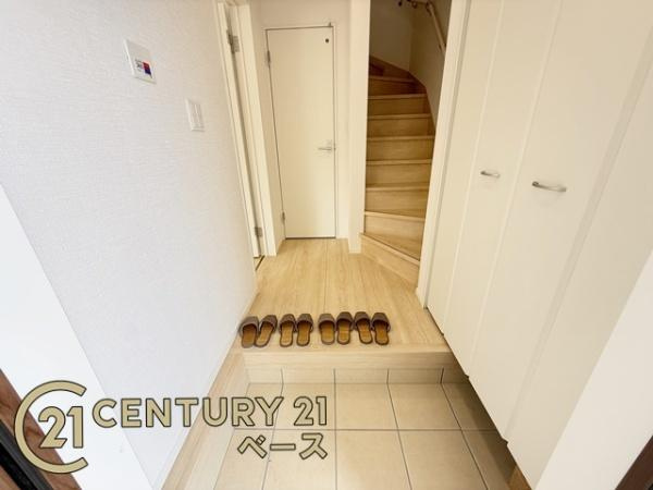 クレイドルガーデン七条 ２号棟 ／新築一戸建の玄関|■現地撮影写真■すっきりとした玄関が家族やお客様を迎えてくれます！