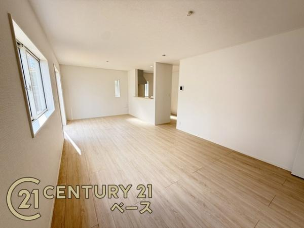 クレイドルガーデン七条 ２号棟 ／新築一戸建の居間・リビング|■ご家族でくつろいでいただける広々としたリビングです！