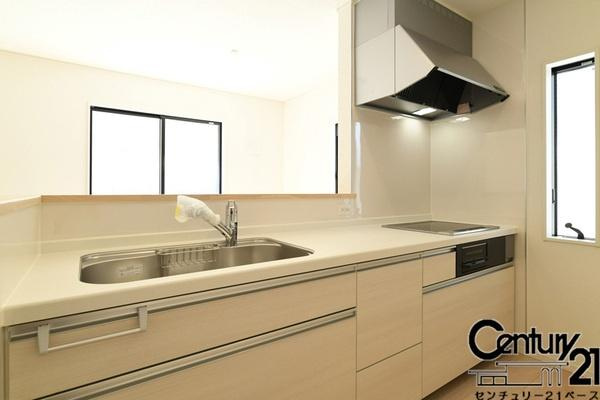 クレイドルガーデン七条 ２号棟 ／新築一戸建の内観：施工例|■家族とのコミュニケーションがとりやすい人気のカウンターキッチン！■